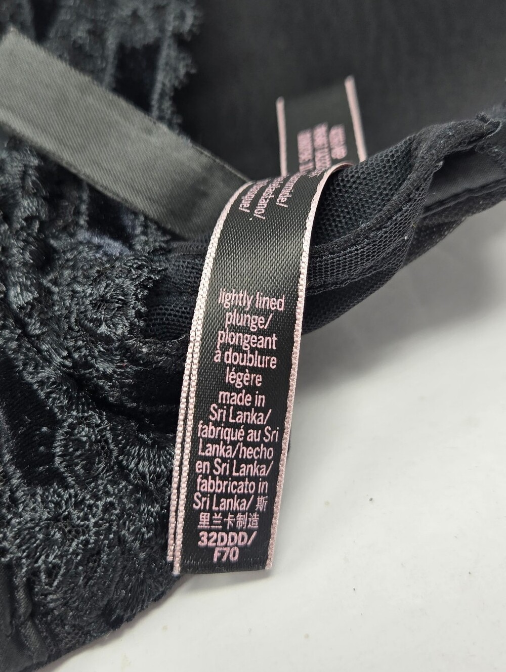 Victoria's Secret Lightly Lined Plunge Black Lace Racerback Bra 32DDD - Picture 3 of 3